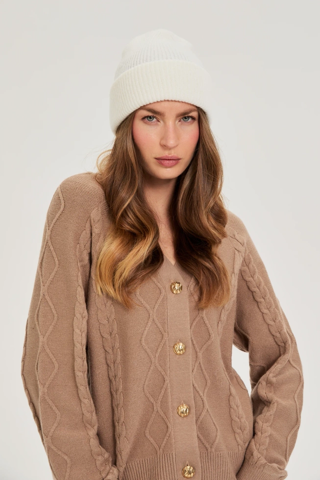 Czapka z metaliczną nitką biała