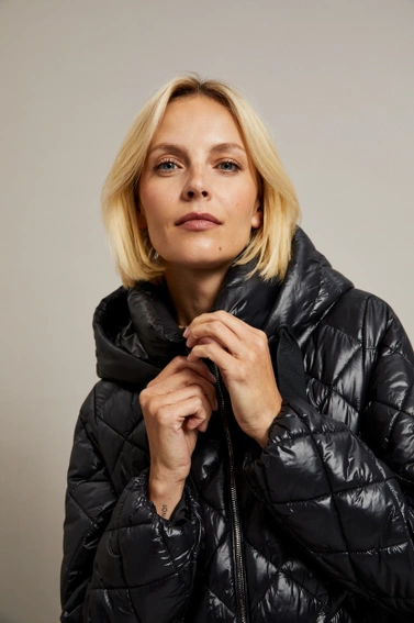 Krótka pikowana kurtka z kapturem czarna