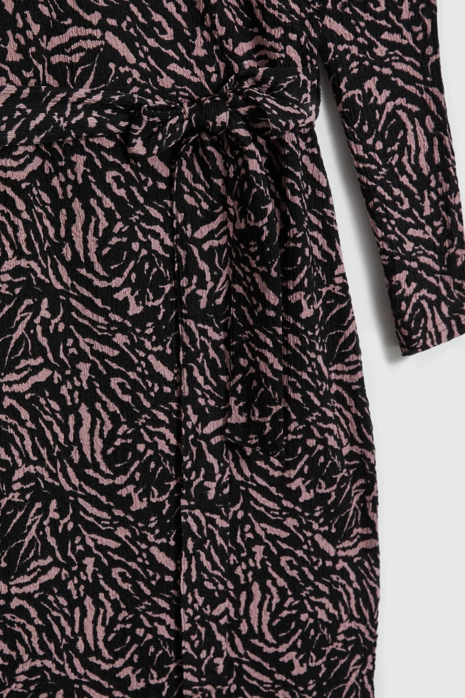 Dopasowana sukienka czarna