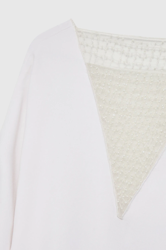 Koszula z ręcznie doszytymi koralikami na dekolcie biała