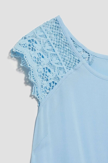 Koszulowa bluzka z ażurowym rękawem