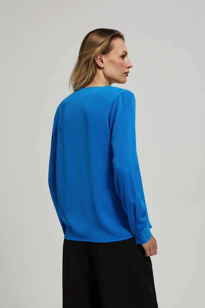 Koszula z dekoltem w serek i delikatnymi guzikami lazurowa