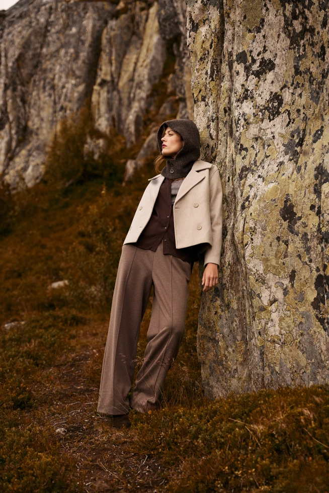 Krótki beżowy płaszcz