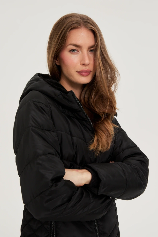 Kurtka z ocieplanym kapturem czarna