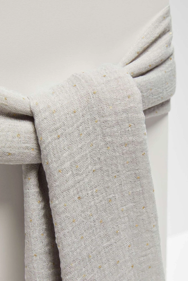 Szal z drobnym metalicznym nadrukiem szary