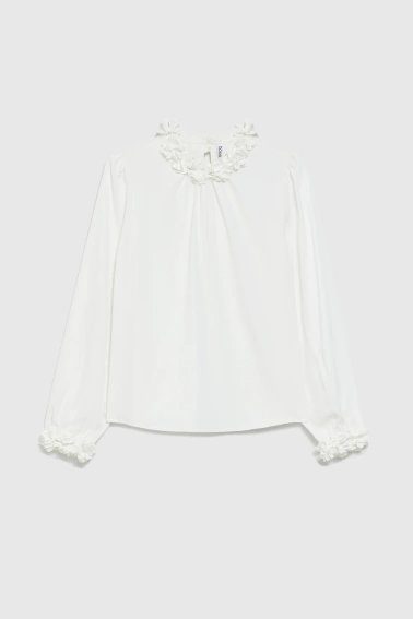 Koszula z ozdobnym dekoltem biała