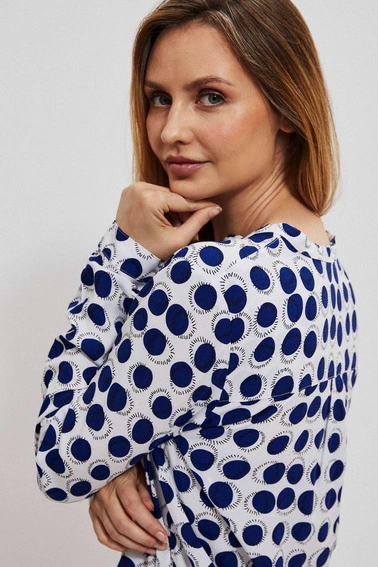 Ozdobna koszula w niebieskie kropki z zamkiem na dekolcie biała
