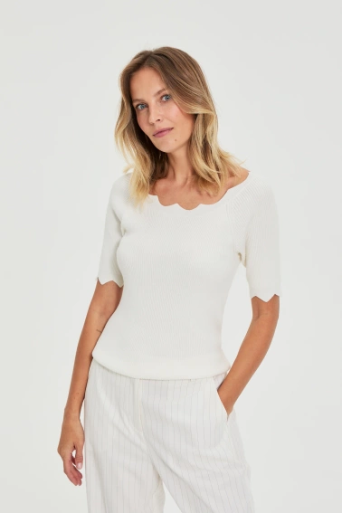 Dopasowany sweter biały 