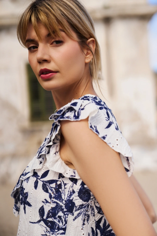 Bluzka z falbaną biała