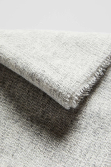 Gładki szal z frędzlami jasnoszary