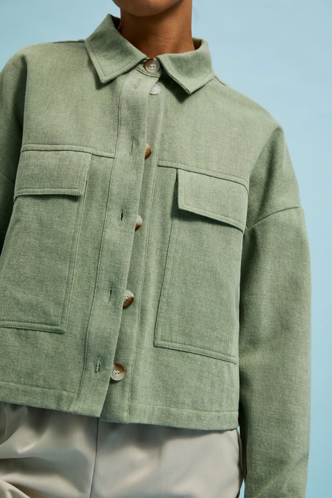 Kurtka z kieszeniami i kołnierzykiem oliwkowa