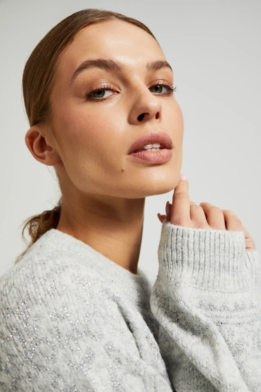 Sweter ozdobiony błyszczącą nitką szary