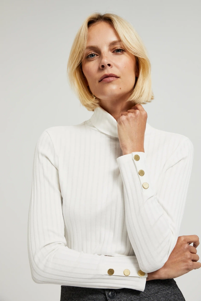 Prążkowany golf z ozdobymi guzikami na rękawach biały