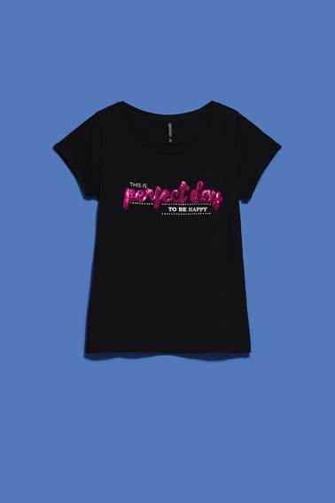 T-shirt z napisem czarny