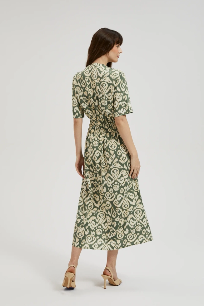 Wzorzysta sukienka z gumą w talii oliwkowa