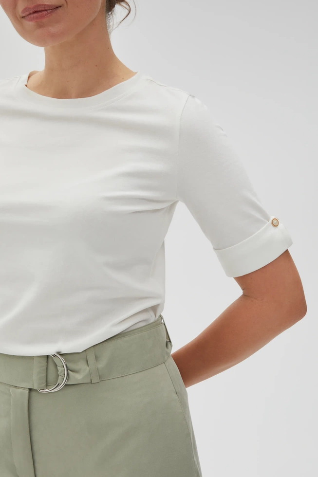 Gładki t-shirt z podwijanymi rękawami biały