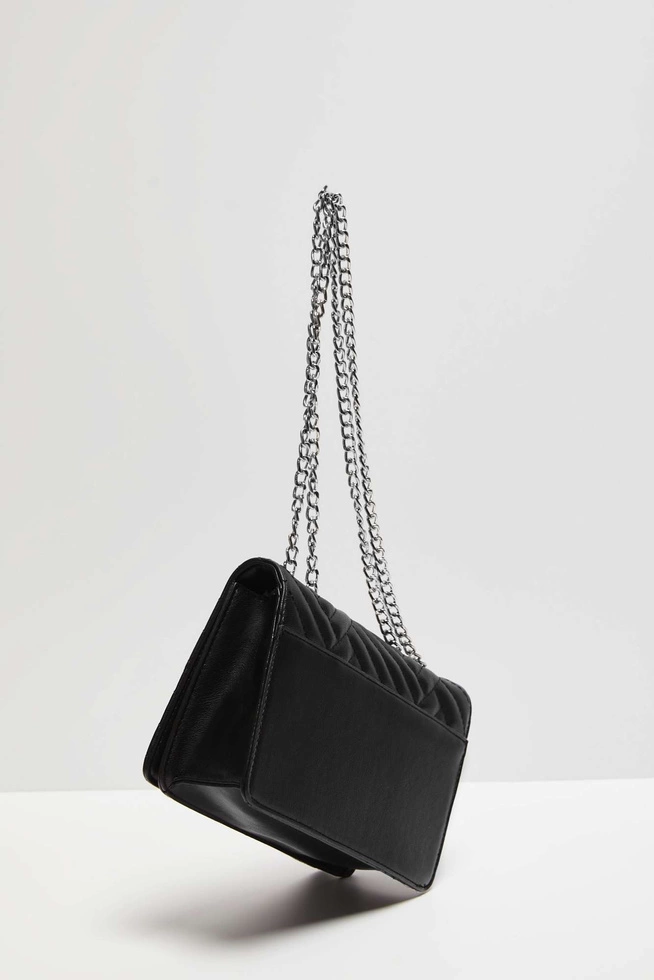 Pikowana torebka na łańcuszku czarna