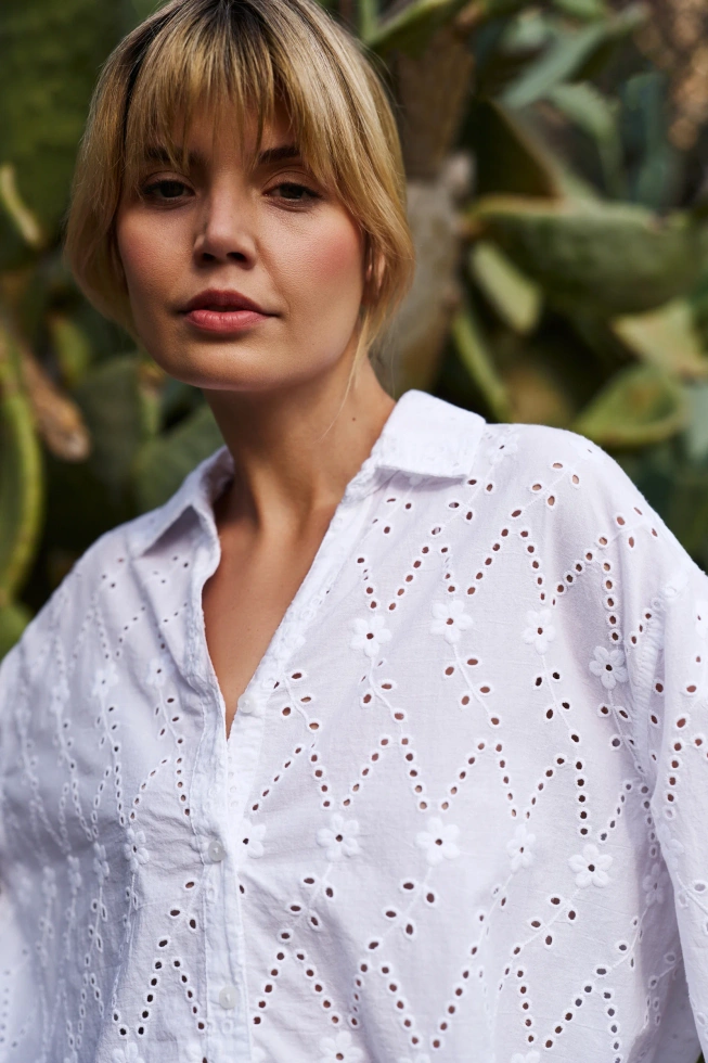 Ażurowa koszula biała