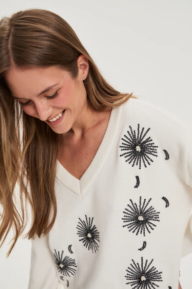 Sweter z cekinami biały