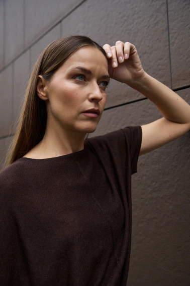 Sweter z krótkimi rękawami brązowy