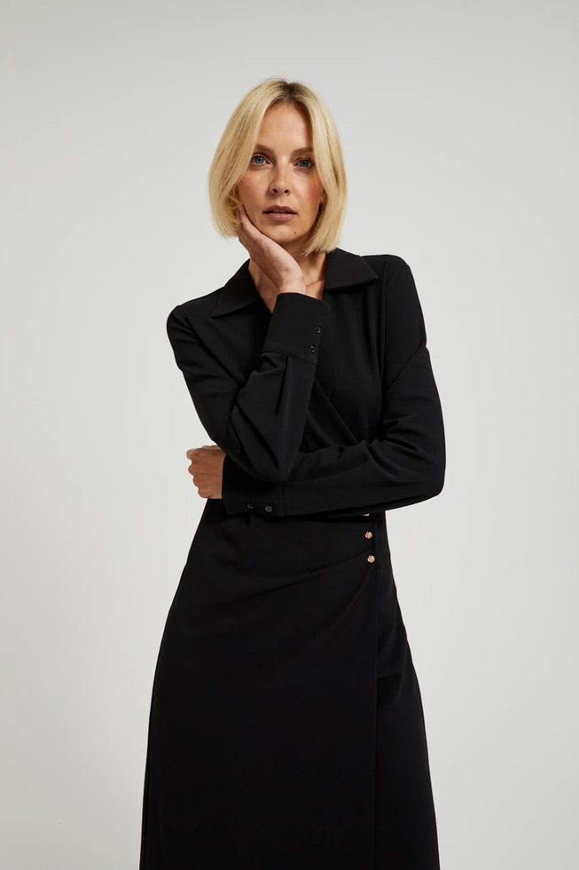 Koszulowa sukienka midi z ozdobymi guzikami czarna