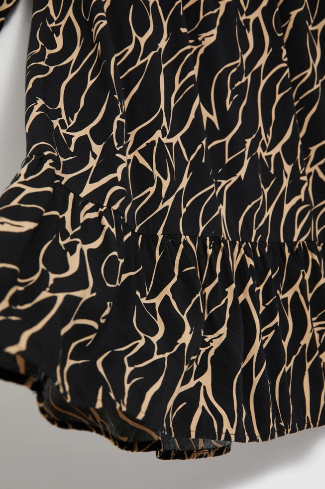 Sukienka z falbaną czarna