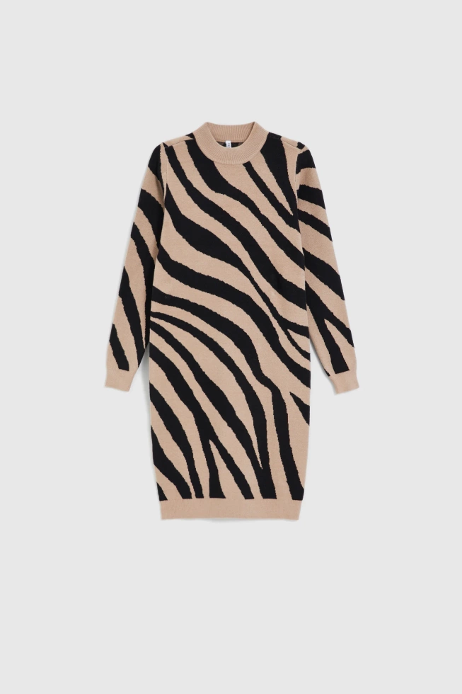 Dopasowana sukienka beżowa