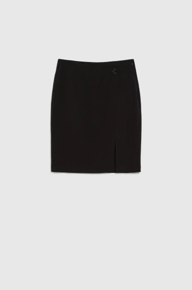 Ołówkowa spódnica z ozdobnym guzikiem czarna