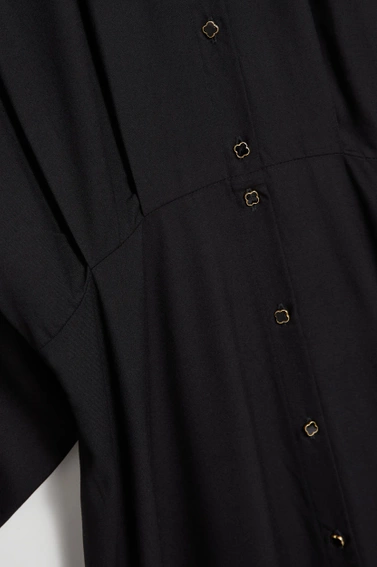 Sukienka midi z ozdobnymi guzikami i kołnierzykiem czarna 