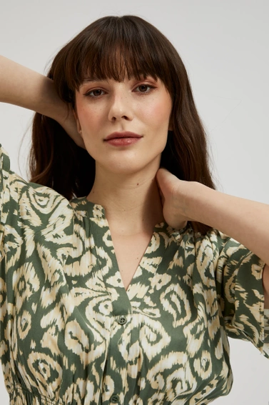 Wzorzysta sukienka z gumą w talii oliwkowa