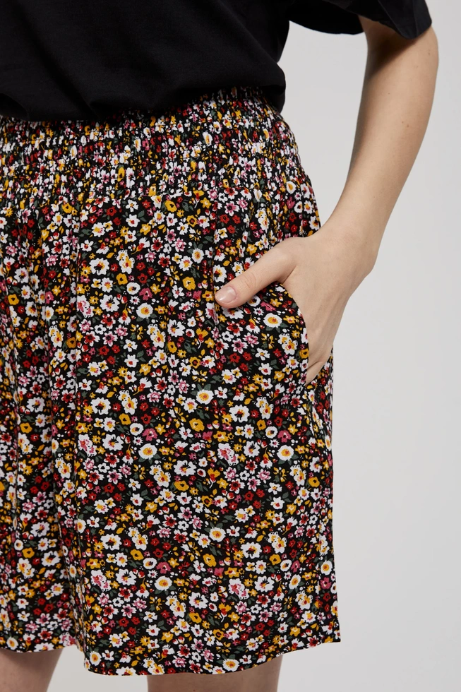 Szorty w kwiatki z gumą w pasie czarne