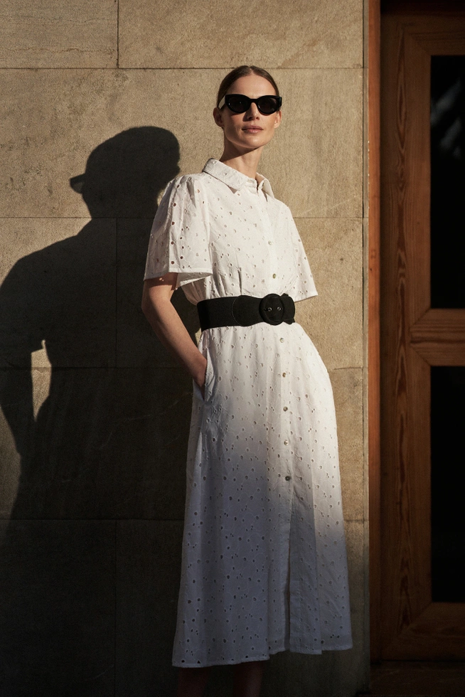 Ażurowa sukienka z wiązaniem w talii biała