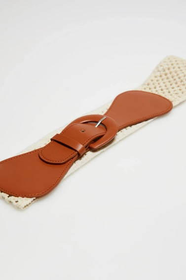 Szeroki pasek beżowy z klamrą 