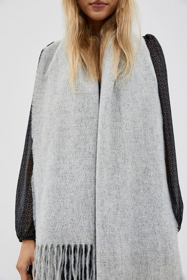 Gładki szal z frędzlami jasnoszary