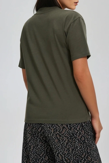 T-shirt z dekoltem w serek oliwkowy