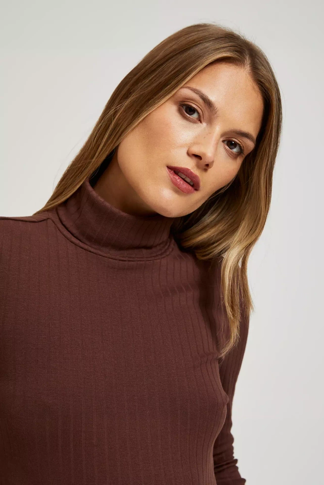 Prążkowana bluzka z golfem kasztanowa