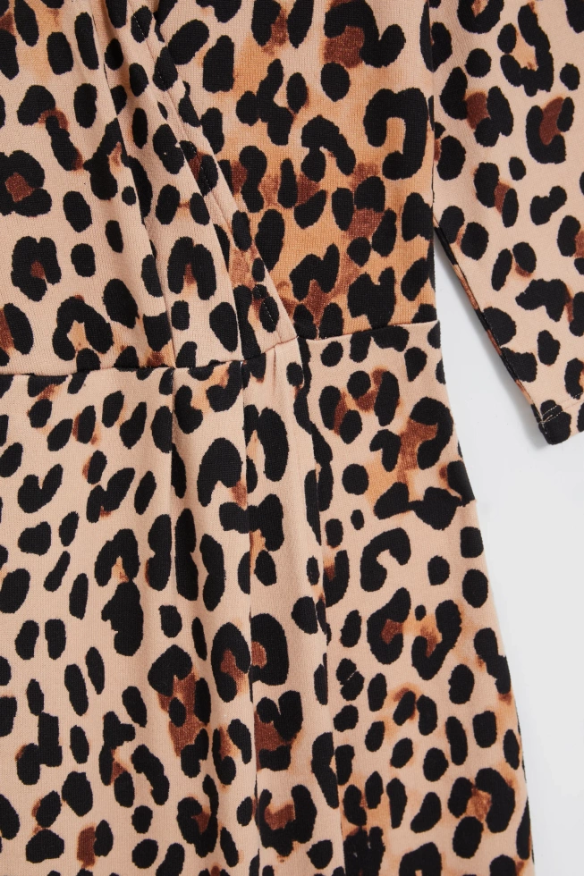 Sukienka w panterkę beżowa