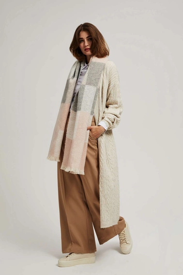 Szalik w kratę z postrzępionym brzegiem pudrowo-różowy