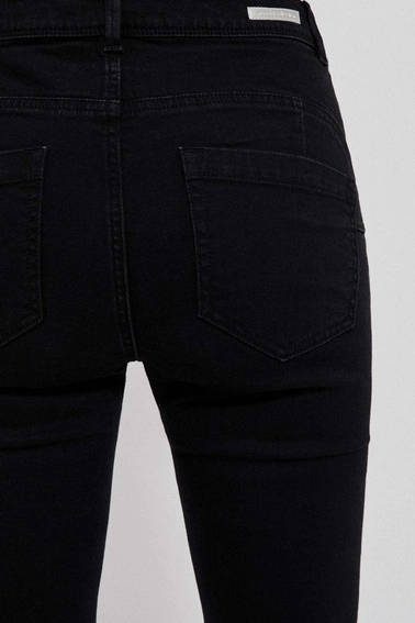 Jeansy rurki zapinane na guzik i zamek czarne