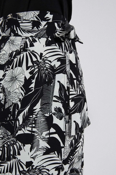 Spódnica z roślinnym nadrukiem czarna