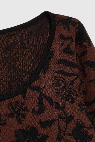 Sweter w roślinny wzór brązowy