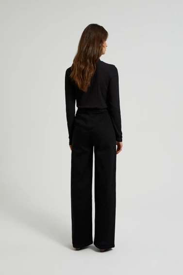 Jeansy z ozdobnymi guzikami czarne