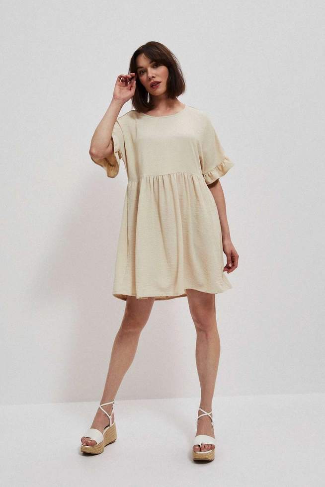 Sukienka z falbaną przy rękawie piaskowa