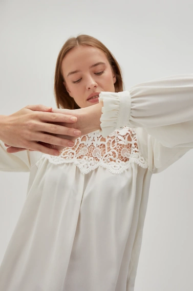 Koszula z koronką i bufiastymi rękawami biała