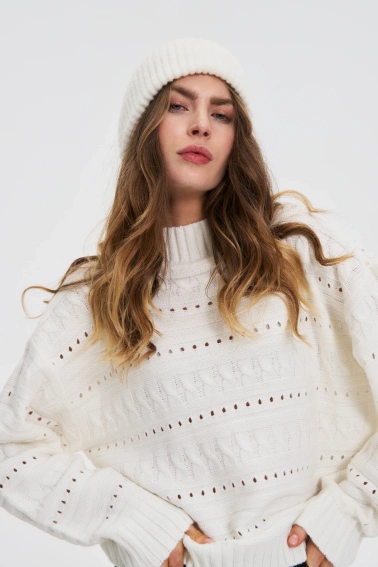 Sweter z golfem biały 