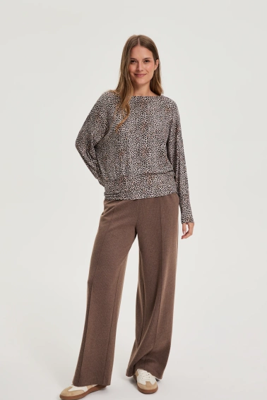 Sweter w panterkę beżowy