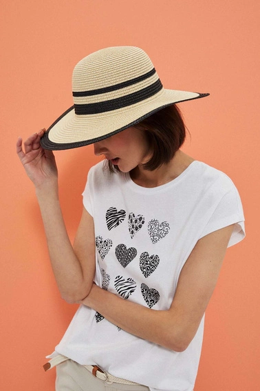 Kapelusz słomkowy z szerokim rondem ozdobiony paskami piaskowy