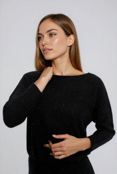 Sukienka ozdobiona błyszczącą nitką czarna