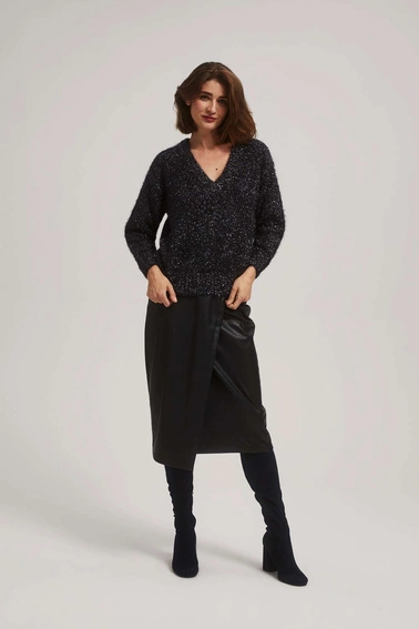 Sweter z dekoltem w serek i metaliczną nitką