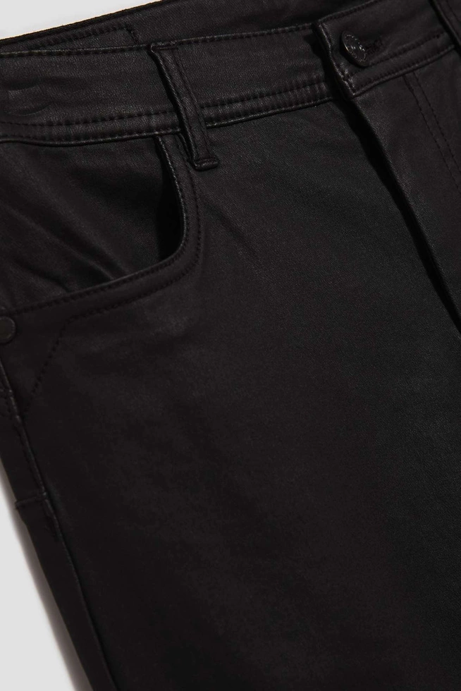 Woskowane spodnie typu rurki czarne